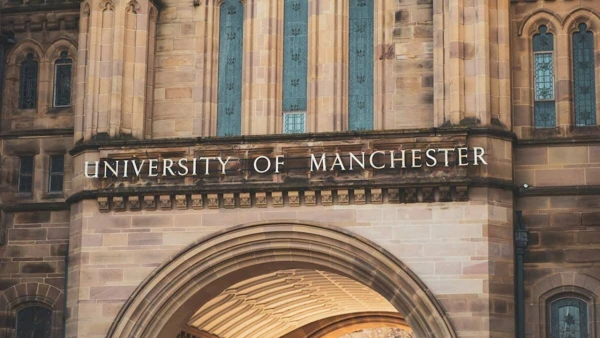 曼彻斯特大学 · 校园实拍配图