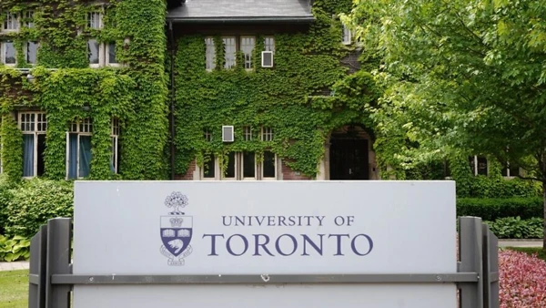 多伦多大学 · 校园实拍配图